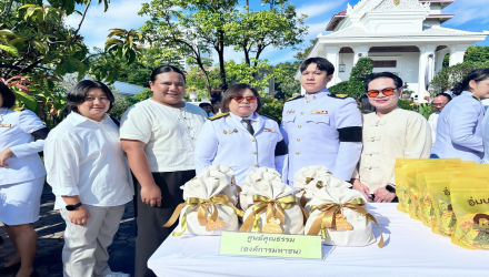 ศูนย์คุณธรรม ร่วมพิธีสวดพระพุทธมนต์และทำบุญตักบาตรถวายพระราชกุศล เนื่องในวันนวมินทรมหาราช