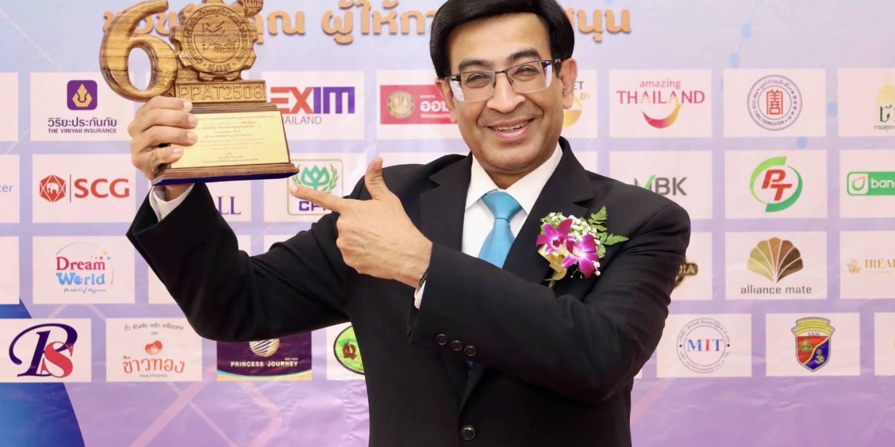 หมอเดวเข้ารับโล่ในการบริหารงานศูนย์คุณธรรม จนคว้ารางวัล บริหารงานประเภท“องค์กรดีเด่น” ด้านนวัตกรรมคุณธรรมระดับโลก