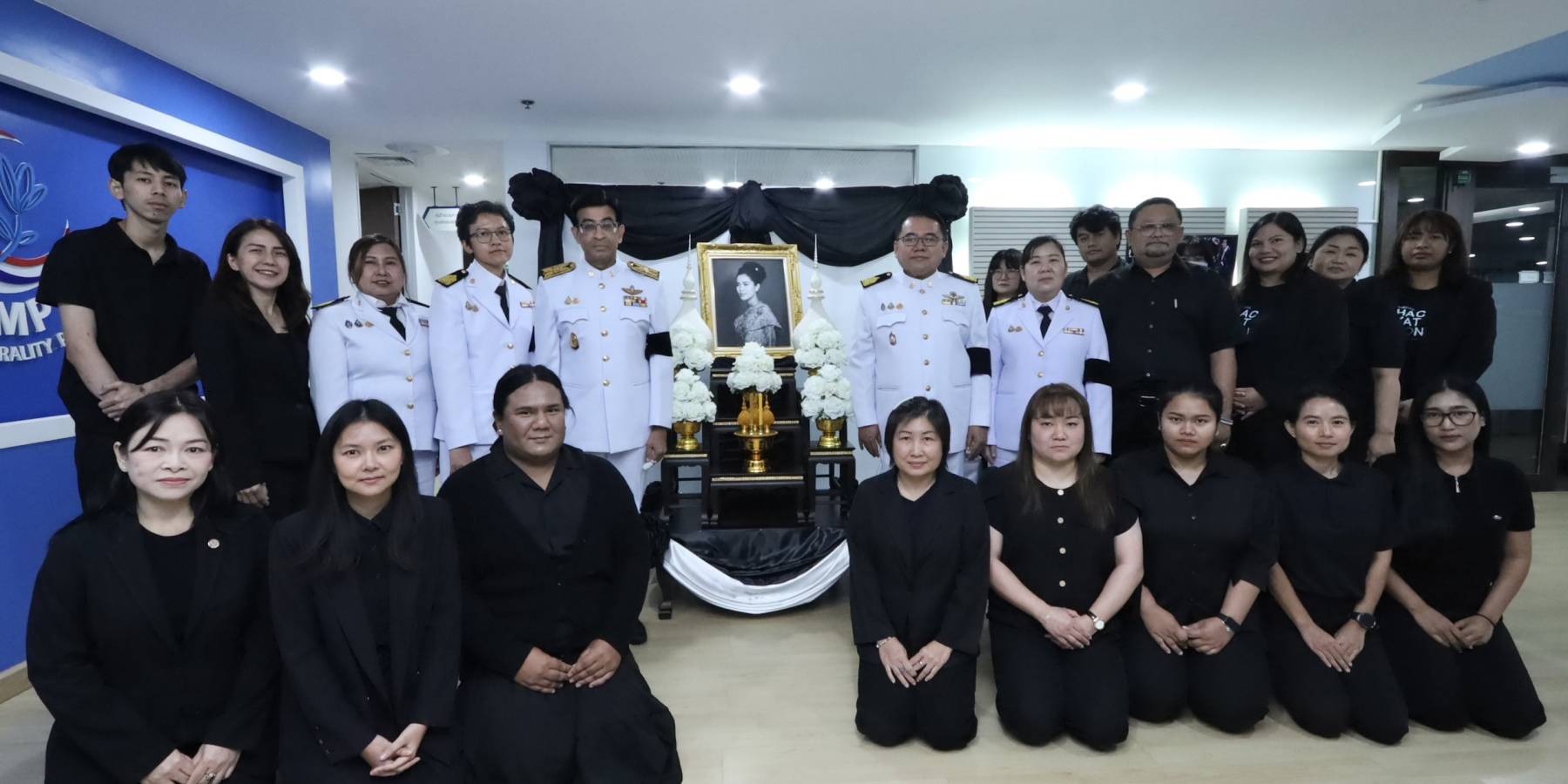 ศูนย์คุณธรรม (องค์การมหาชน) จัดพิธีถวายความอาลัย และลงนามถวายอาลัยเบื้องหน้าพระฉายาลักษณ์ สมเด็จพระนางเจ้าสิริกิติ์ พระบรมราชินีนาถ พระบรมราชชนนีพันปีหลวง