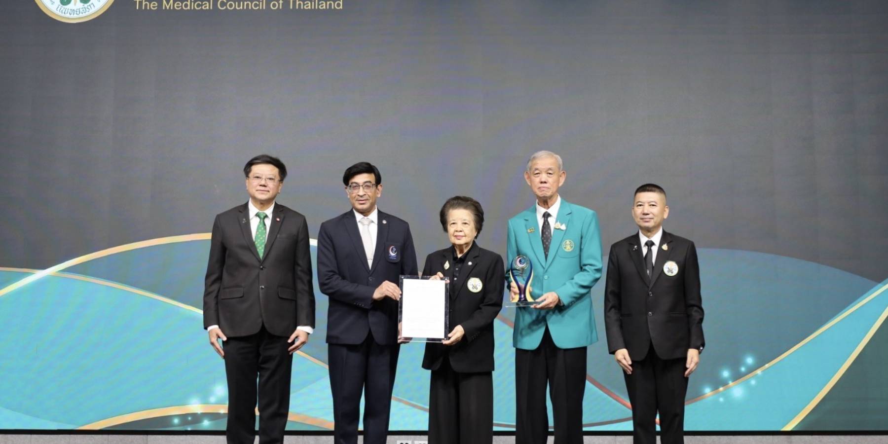“แพทยสภา” คว้ารางวัล Thailand Moral Awards (ประเภทผู้ปิดทองหลังพระ) องค์กรวิชาชีพแพทย์ที่ยืนหยัดหลักวิชาการ คุณธรรม จริยธรรม และความรับผิดชอบต่อสังคม